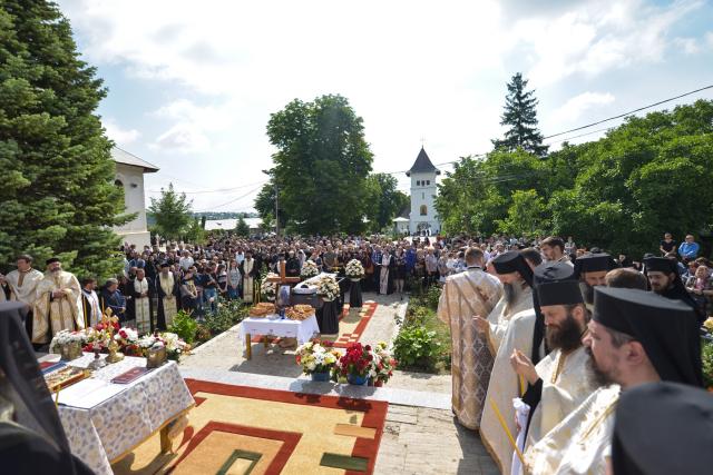 Părintele mărturisitor Mina Dobzeu a primit „sărutarea cea mai de pe urmă“