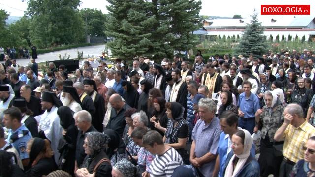 (Video) Cinci ierarhi la înmormântarea părintelui Mina Dobzeu