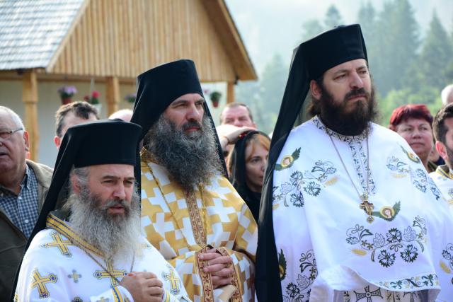 IPS Mitropolit Teofan, la Mănăstirea Tarcău: „Sfinții sunt cei care, prin taina smereniei lor, nu doresc să-l domine pe celălalt”