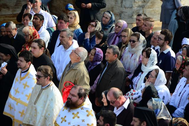 IPS Mitropolit Teofan, la Mănăstirea Tarcău: „Sfinții sunt cei care, prin taina smereniei lor, nu doresc să-l domine pe celălalt”