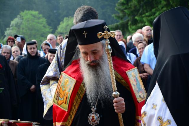 IPS Mitropolit Teofan, la Mănăstirea Tarcău: „Sfinții sunt cei care, prin taina smereniei lor, nu doresc să-l domine pe celălalt”