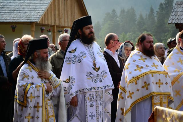 IPS Mitropolit Teofan, la Mănăstirea Tarcău: „Sfinții sunt cei care, prin taina smereniei lor, nu doresc să-l domine pe celălalt”
