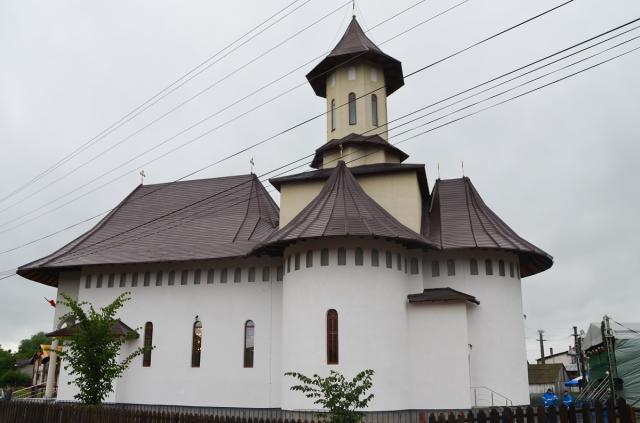 Biserica Parohiei Baia III a fost sfinţită de trei ierarhi
