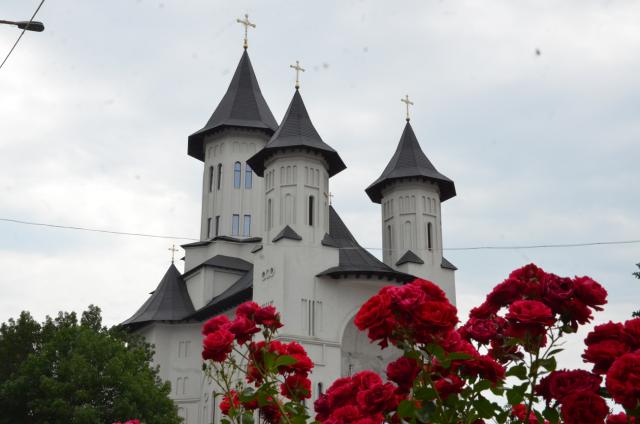 Catedrala „Învierea Domnului” din Fălticeni, sfințită în prezența a 3000 de credincioși