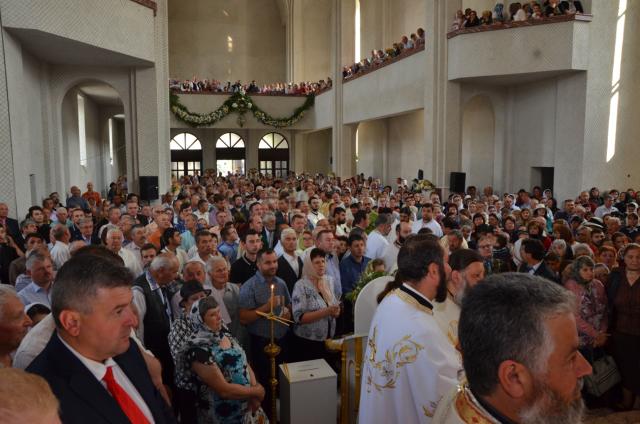 Catedrala „Învierea Domnului” din Fălticeni, sfințită în prezența a 3000 de credincioși