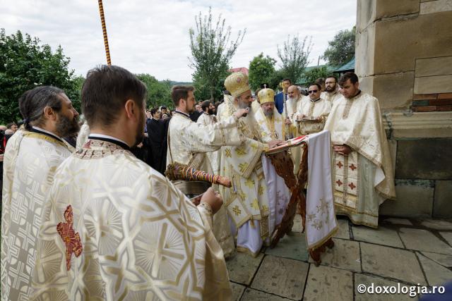 Resfințire la Hârlău: „Mulțumim lui Dumnezeu că biserica aceasta stă în picioare de atâtea sute de ani”