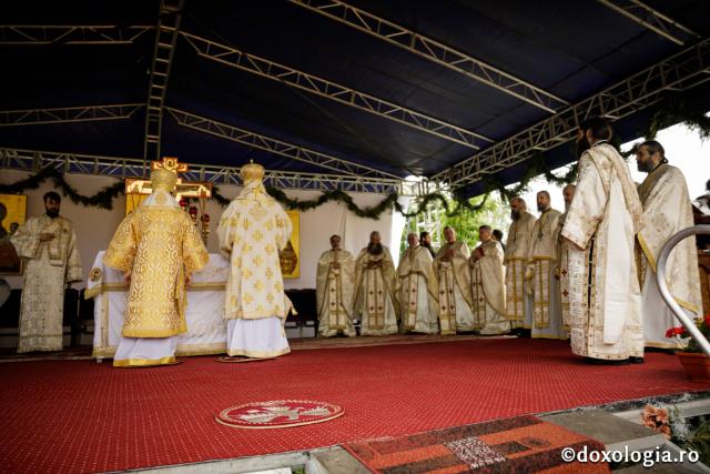 Resfințire la Hârlău: „Mulțumim lui Dumnezeu că biserica aceasta stă în picioare de atâtea sute de ani”