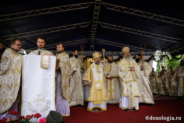 Resfințire la Hârlău: „Mulțumim lui Dumnezeu că biserica aceasta stă în picioare de atâtea sute de ani”