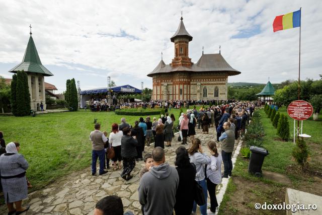 Resfințire la Hârlău: „Mulțumim lui Dumnezeu că biserica aceasta stă în picioare de atâtea sute de ani”