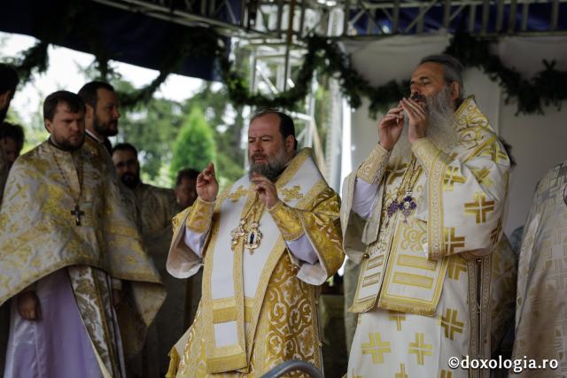 Resfințire la Hârlău: „Mulțumim lui Dumnezeu că biserica aceasta stă în picioare de atâtea sute de ani”