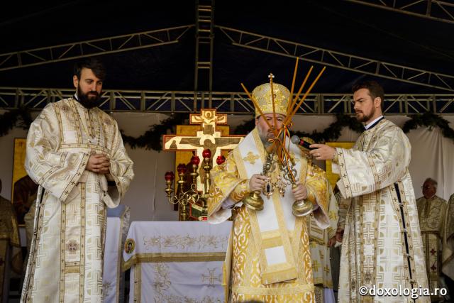 Resfințire la Hârlău: „Mulțumim lui Dumnezeu că biserica aceasta stă în picioare de atâtea sute de ani”