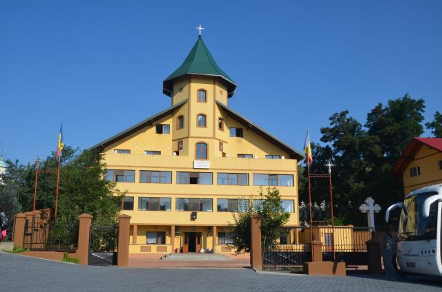 Slujbă arhierească la Mănăstirea Bogdăneşti: „Dacă Îl iubești pe Domnul, atunci asculți de El”