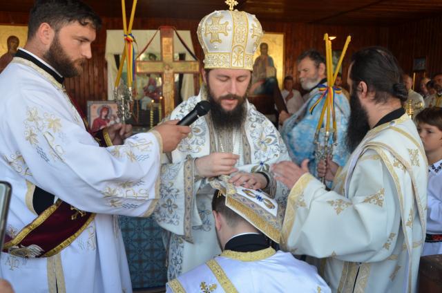 Slujbă arhierească la Mănăstirea Bogdăneşti: „Dacă Îl iubești pe Domnul, atunci asculți de El”