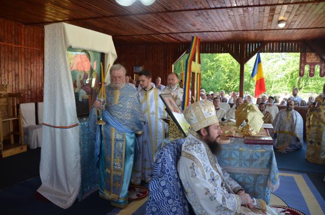 Slujbă arhierească la Mănăstirea Bogdăneşti: „Dacă Îl iubești pe Domnul, atunci asculți de El”