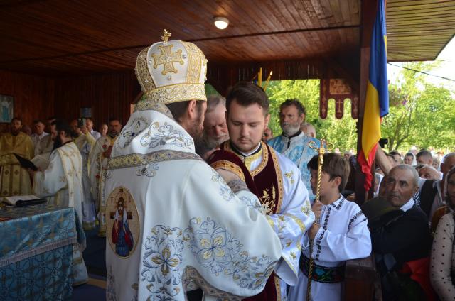Slujbă arhierească la Mănăstirea Bogdăneşti: „Dacă Îl iubești pe Domnul, atunci asculți de El”