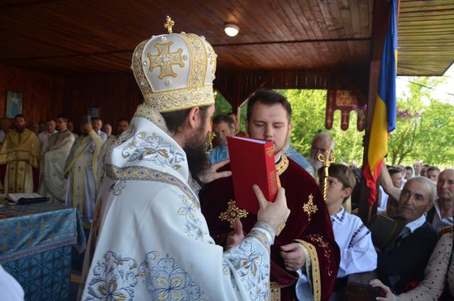 Slujbă arhierească la Mănăstirea Bogdăneşti: „Dacă Îl iubești pe Domnul, atunci asculți de El”
