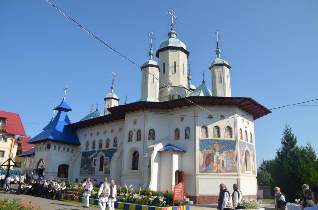 Slujbă arhierească la Mănăstirea Bogdăneşti: „Dacă Îl iubești pe Domnul, atunci asculți de El”