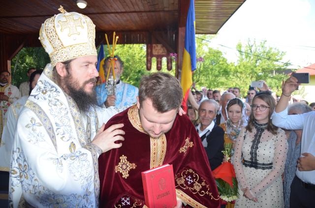 Slujbă arhierească la Mănăstirea Bogdăneşti: „Dacă Îl iubești pe Domnul, atunci asculți de El”