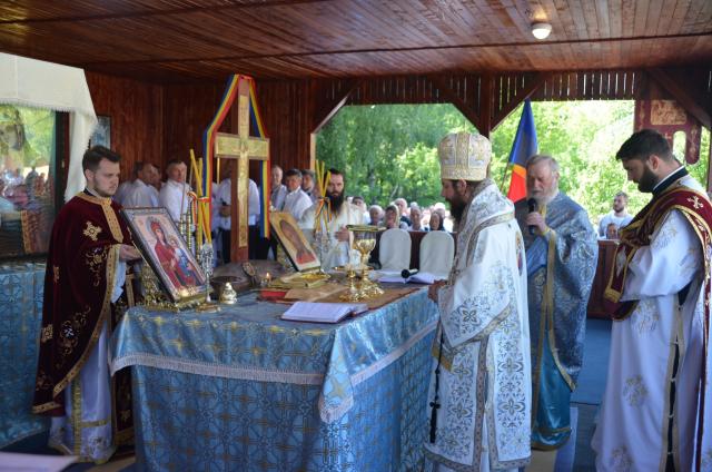 Slujbă arhierească la Mănăstirea Bogdăneşti: „Dacă Îl iubești pe Domnul, atunci asculți de El”