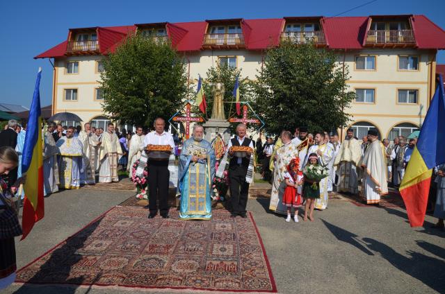 Slujbă arhierească la Mănăstirea Bogdăneşti: „Dacă Îl iubești pe Domnul, atunci asculți de El”