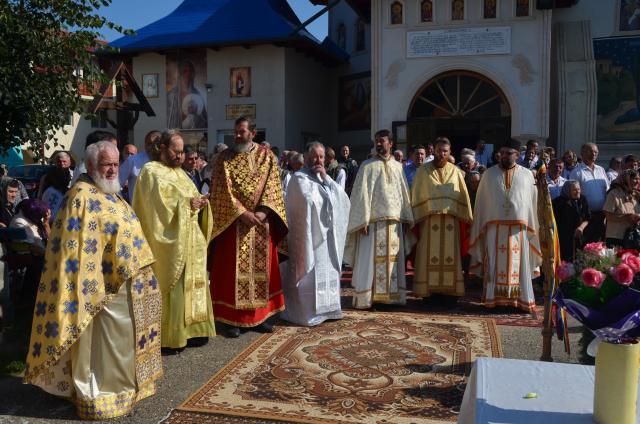 Slujbă arhierească la Mănăstirea Bogdăneşti: „Dacă Îl iubești pe Domnul, atunci asculți de El”