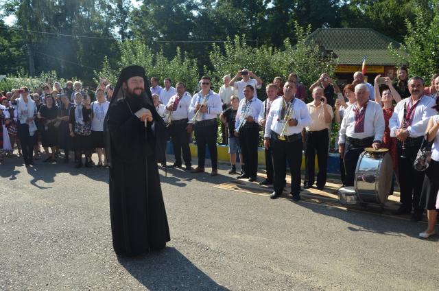 Slujbă arhierească la Mănăstirea Bogdăneşti: „Dacă Îl iubești pe Domnul, atunci asculți de El”
