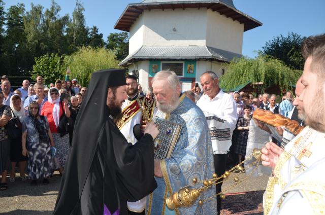 Slujbă arhierească la Mănăstirea Bogdăneşti: „Dacă Îl iubești pe Domnul, atunci asculți de El”