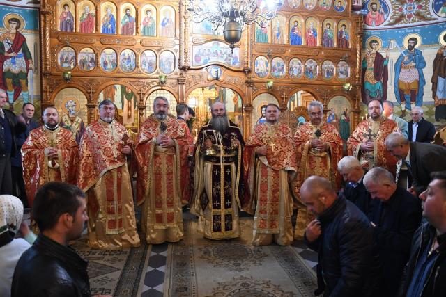 Hram la Biserica „Sfinţii Apostoli Petru şi Pavel” din Gura Humorului