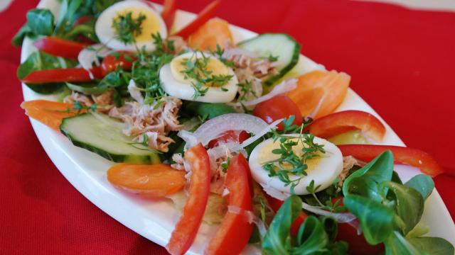 Salată de vară cu ton și ou