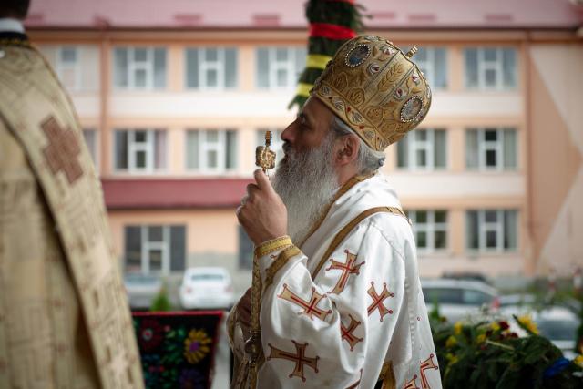 Liturghie și sfințire de așezământ parohial, oficiate de IPS Mitropolit Teofan la Piatra Neamț