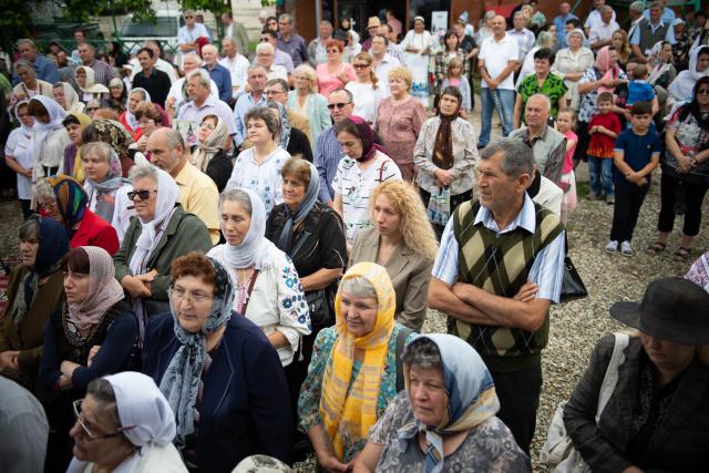 Liturghie și sfințire de așezământ parohial, oficiate de IPS Mitropolit Teofan la Piatra Neamț