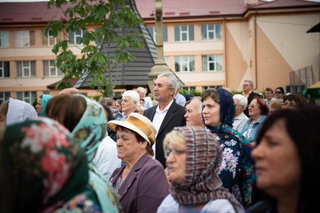 Liturghie și sfințire de așezământ parohial, oficiate de IPS Mitropolit Teofan la Piatra Neamț