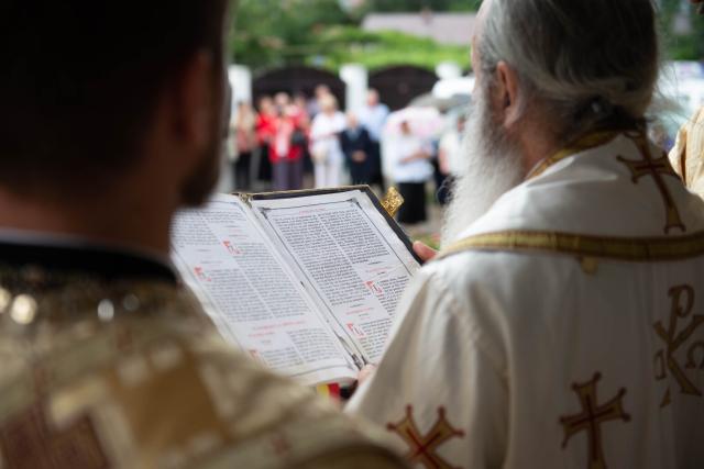 Liturghie și sfințire de așezământ parohial, oficiate de IPS Mitropolit Teofan la Piatra Neamț