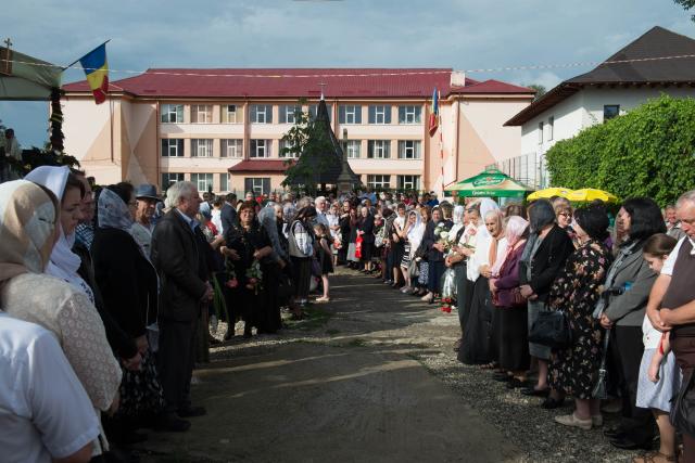 Liturghie și sfințire de așezământ parohial, oficiate de IPS Mitropolit Teofan la Piatra Neamț