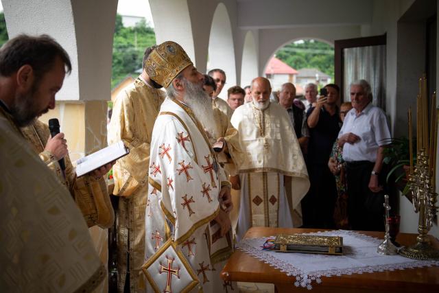 Liturghie și sfințire de așezământ parohial, oficiate de IPS Mitropolit Teofan la Piatra Neamț