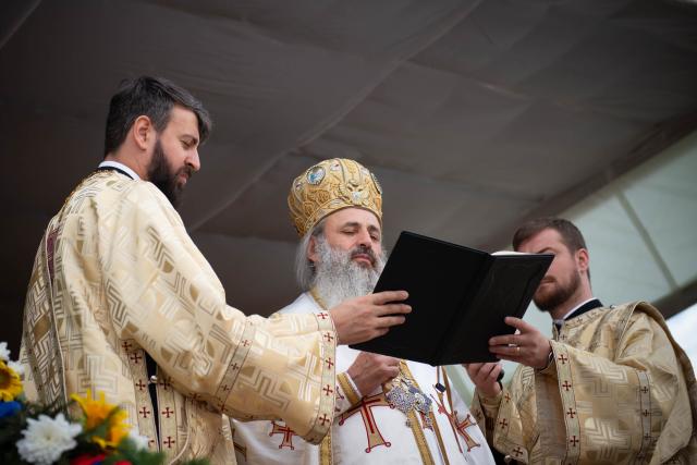Liturghie și sfințire de așezământ parohial, oficiate de IPS Mitropolit Teofan la Piatra Neamț