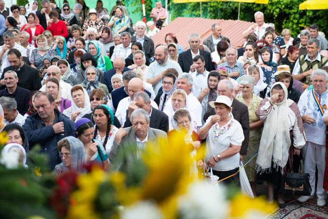 Liturghie și sfințire de așezământ parohial, oficiate de IPS Mitropolit Teofan la Piatra Neamț