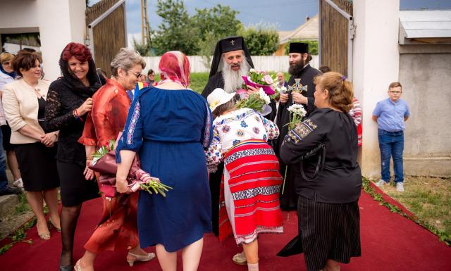 Sfinţire de casă parohială în Cucuteni - Leţcani, oficiată de IPS Mitropolit Teofan