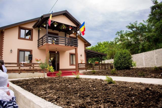 Sfinţire de casă parohială în Cucuteni - Leţcani, oficiată de IPS Mitropolit Teofan
