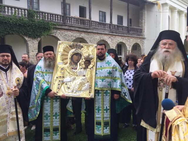 Liturghie arhierească în cinstea Icoanei Maicii Domnului „Îndrumătoarea” de la Mănăstirea Neamţ