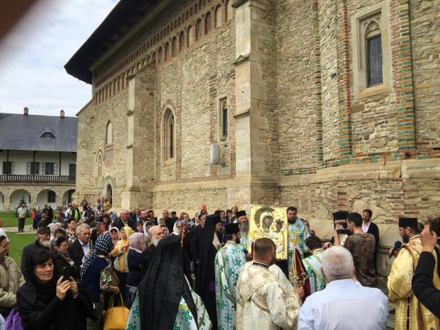 Liturghie arhierească în cinstea Icoanei Maicii Domnului „Îndrumătoarea” de la Mănăstirea Neamţ