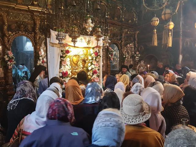 Liturghie arhierească în cinstea Icoanei Maicii Domnului „Îndrumătoarea” de la Mănăstirea Neamţ