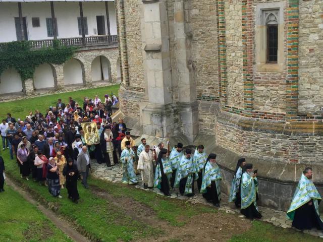 Liturghie arhierească în cinstea Icoanei Maicii Domnului „Îndrumătoarea” de la Mănăstirea Neamţ