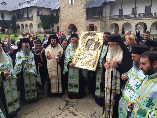 Liturghie arhierească în cinstea Icoanei Maicii Domnului „Îndrumătoarea” de la Mănăstirea Neamţ