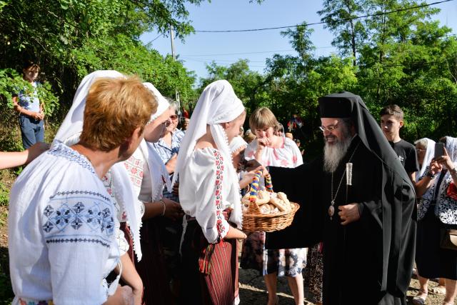 (Foto) Icoana Maicii Domnului Prodromița, sărbătorită la Tătărăni-Vaslui prin Liturghie arhierească