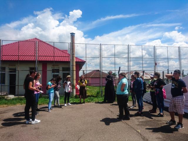Tabăra din satul Bâcu sau cum să prinzi esenţialul într-o zi