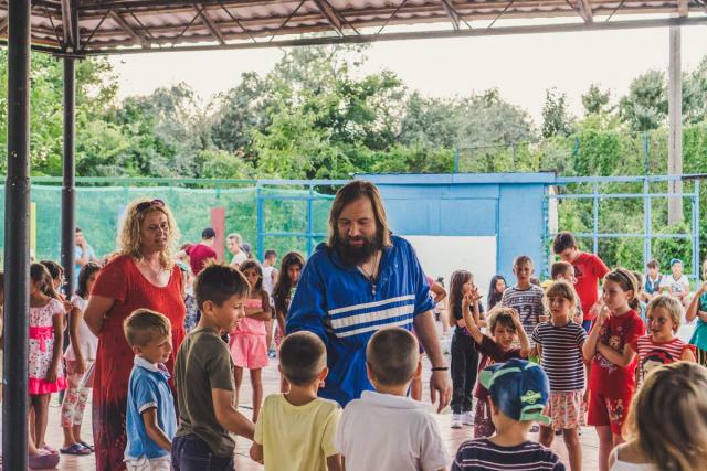 Tabără la malul mării, vis împlinit pentru 180 de copii