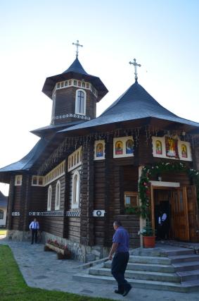 Liturghie arhierească la Vicovu de Jos: „Este de neînchipuit hărnicia și credința dumneavoastră”