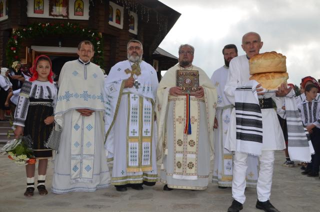 Liturghie arhierească la Vicovu de Jos: „Este de neînchipuit hărnicia și credința dumneavoastră”