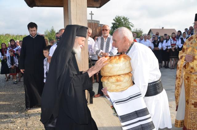 Liturghie arhierească la Vicovu de Jos: „Este de neînchipuit hărnicia și credința dumneavoastră”